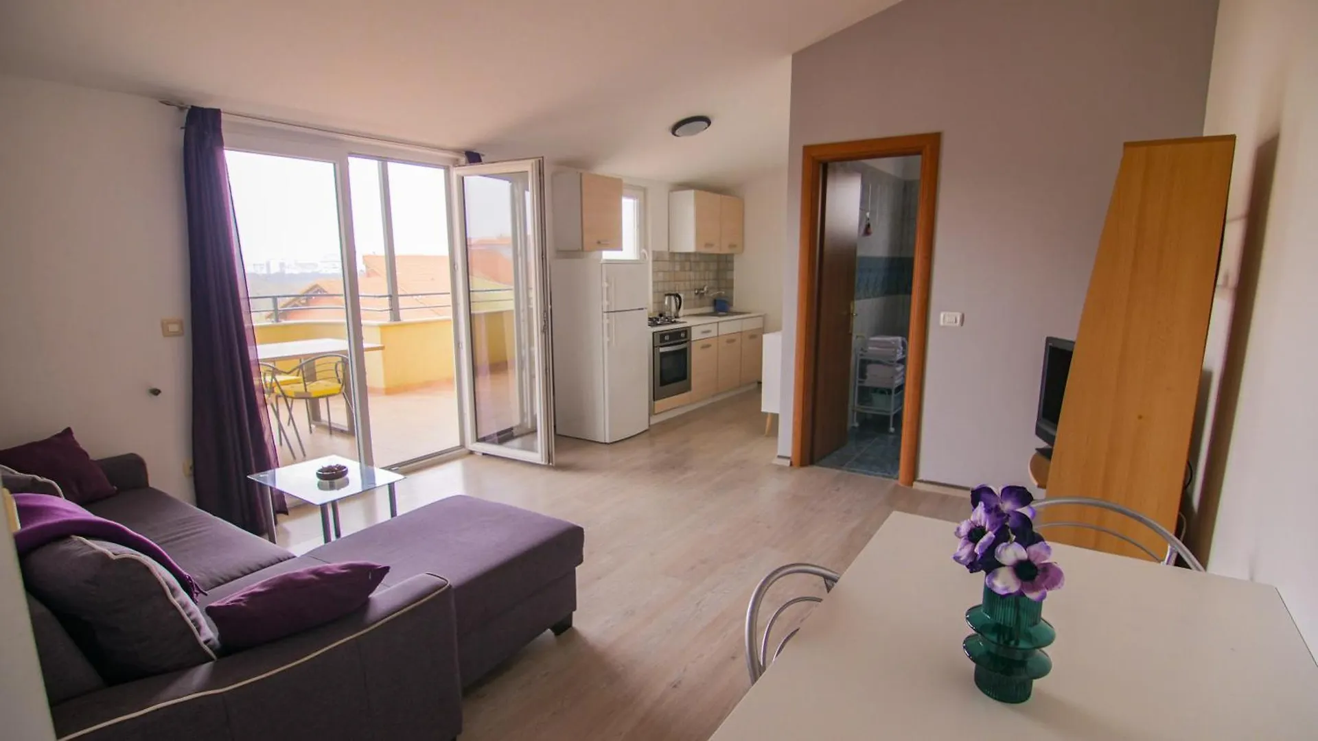 Jacqueline Apartment